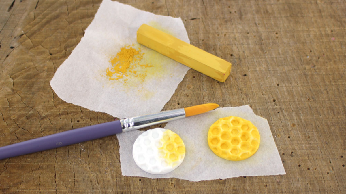 Boucles d'oreilles nid d'abeilles avec de la Fimo liquide : Etape 3 Boucles d'oreilles nid d'abeilles avec de la Fimo liquide : Etape 3