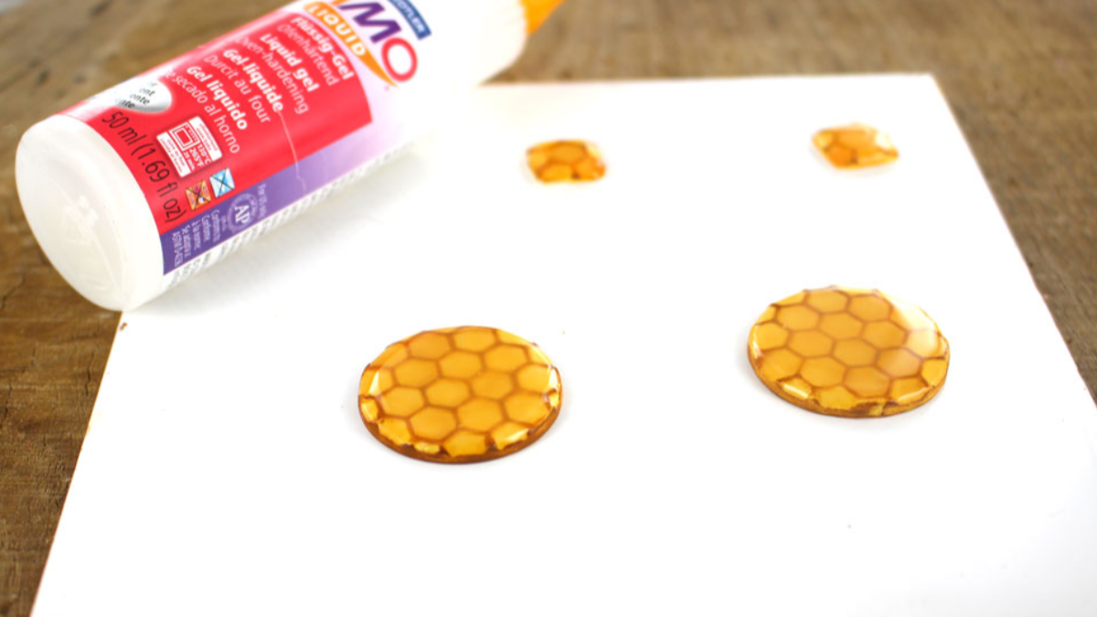 Boucles d'oreilles nid d'abeilles avec de la Fimo liquide : Etape 5 Boucles d'oreilles nid d'abeilles avec de la Fimo liquide : Etape 5