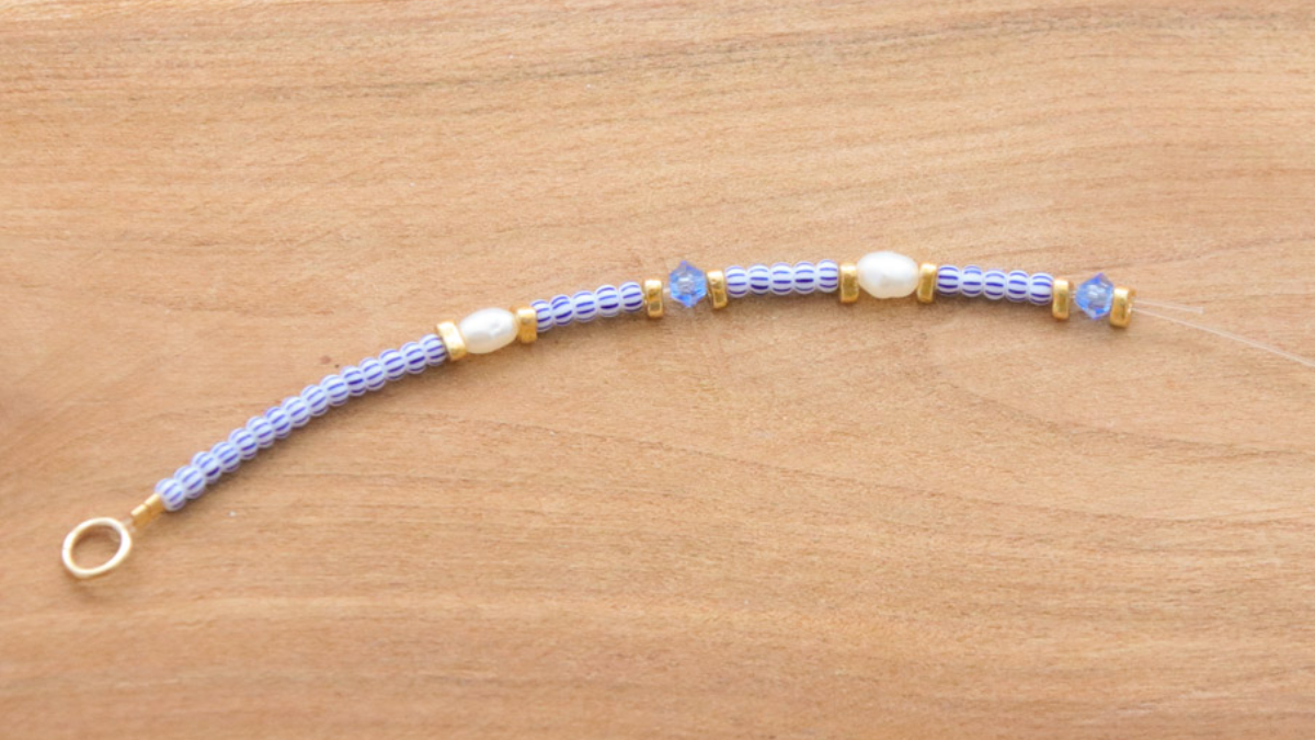 Tuto Collier Multirangs avec perles de rocailles rayées bleues et chaînes fantaisie : Etape 5 Tuto Collier Multirangs avec perles de rocailles rayées bleues et chaînes fantaisie : Etape 5