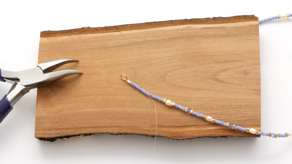 Tuto Collier Multirangs avec perles de rocailles rayées bleues et chaînes fantaisie : Etape 6 Tuto Collier Multirangs avec perles de rocailles rayées bleues et chaînes fantaisie : Etape 6