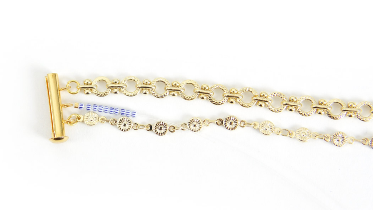 Tuto Collier Multirangs avec perles de rocailles rayées bleues et chaînes fantaisie : Etape 9 Tuto Collier Multirangs avec perles de rocailles rayées bleues et chaînes fantaisie : Etape 9