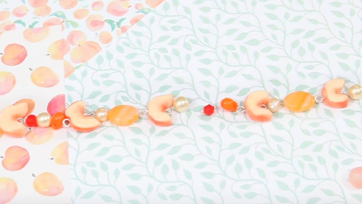 Bracelet pêle-mêle de perles et tranches de pêche en pâte polymère : Etape 10