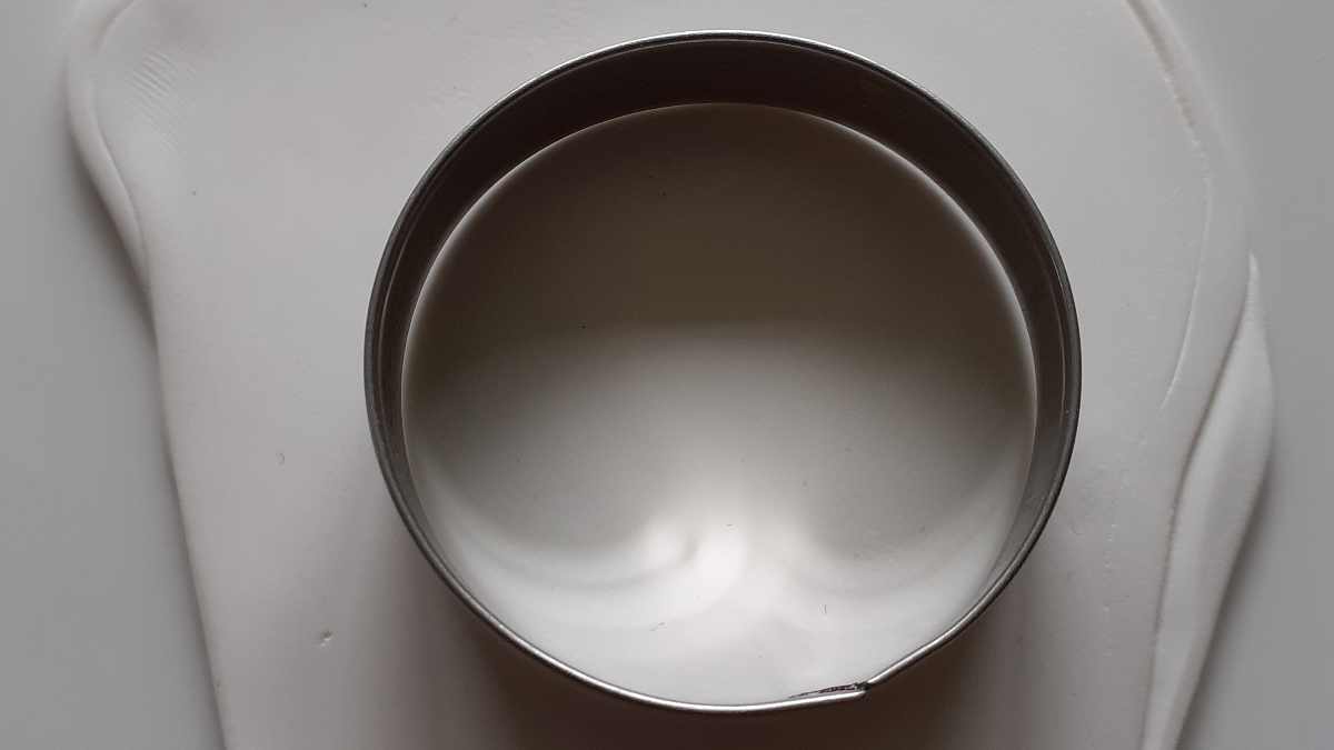 DIY Pendentif pâte polymère et motif fleurs technique dotting tool : Etape 1 DIY Pendentif pâte polymère et motif fleurs technique dotting tool : Etape 1