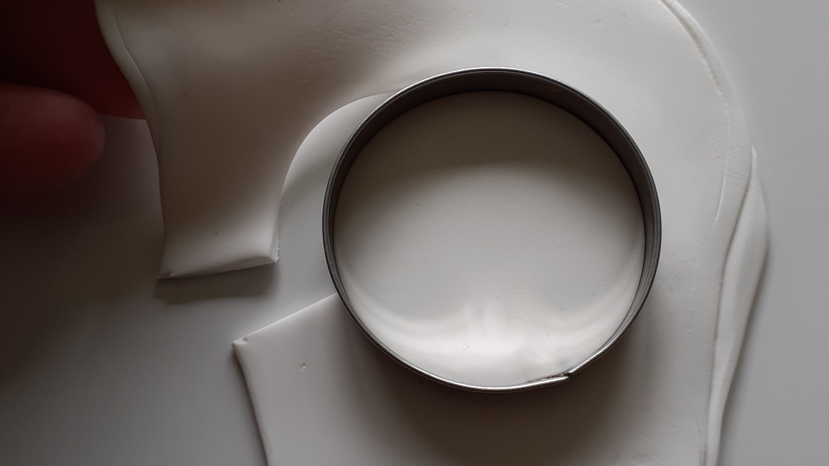 DIY Pendentif pâte polymère et motif fleurs technique dotting tool : Etape 2 DIY Pendentif pâte polymère et motif fleurs technique dotting tool : Etape 2