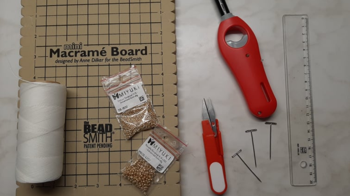 DIY Bracelet chevillère motif feuille en micromacramé avec insertion de perles Miyuki : Etape 1 DIY Bracelet chevillère motif feuille en micromacramé avec insertion de perles Miyuki : Etape 1