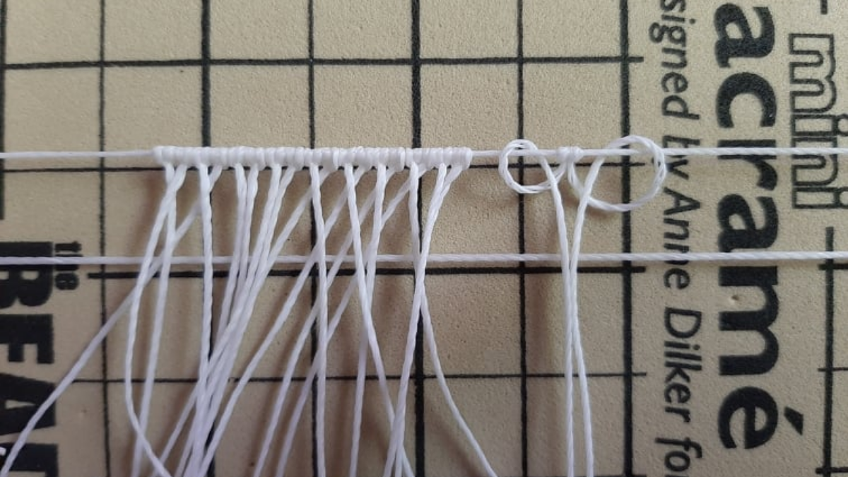 DIY Bracelet chevillère motif feuille en micromacramé avec insertion de perles Miyuki : Etape 2 DIY Bracelet chevillère motif feuille en micromacramé avec insertion de perles Miyuki : Etape 2