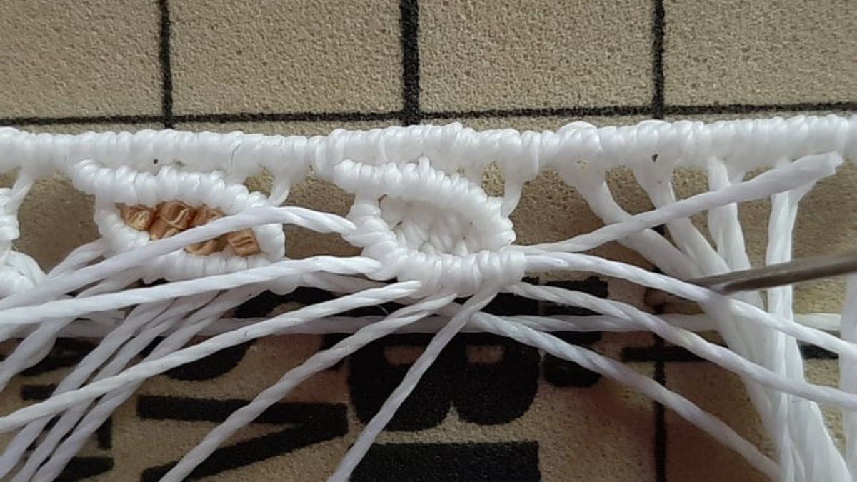 DIY Bracelet chevillère motif feuille en micromacramé avec insertion de perles Miyuki : Etape 8 DIY Bracelet chevillère motif feuille en micromacramé avec insertion de perles Miyuki : Etape 8