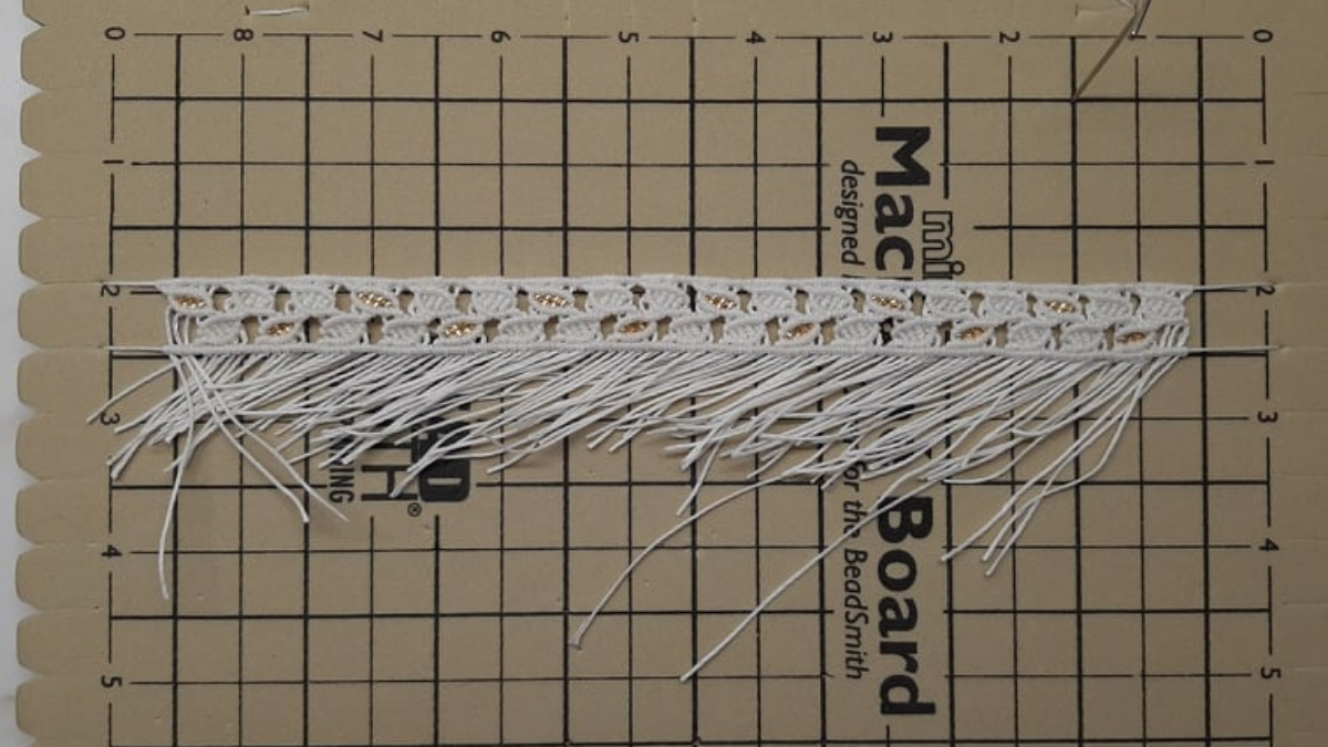 DIY Bracelet chevillère motif feuille en micromacramé avec insertion de perles Miyuki : Etape 14 DIY Bracelet chevillère motif feuille en micromacramé avec insertion de perles Miyuki : Etape 14