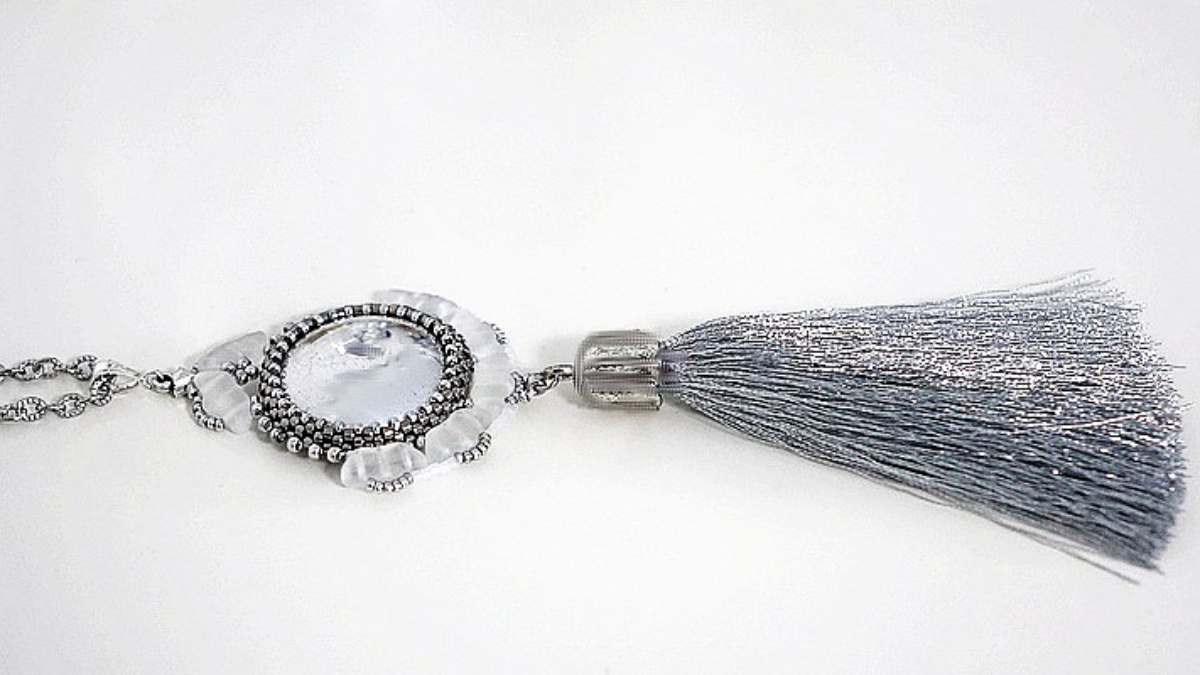 Schéma Pendentif Juan cabochon et perles en verre Arcos par Puca Schéma Pendentif Juan cabochon et perles en verre Arcos par Puca