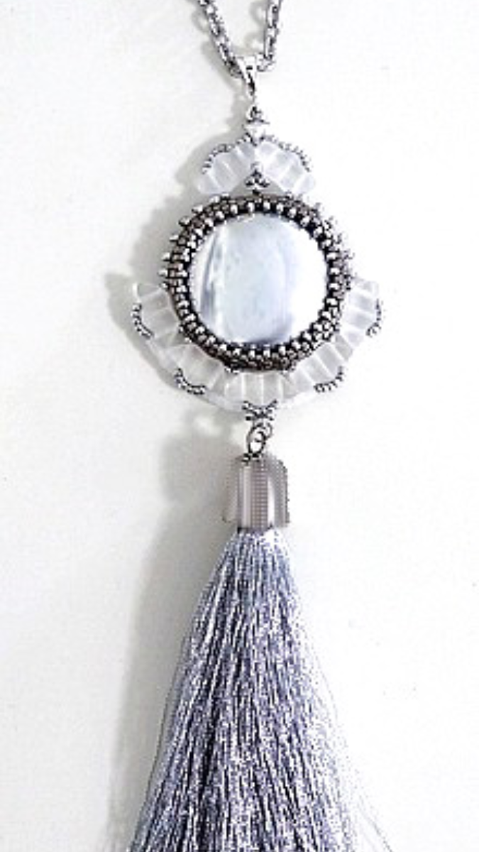 Schéma Pendentif Juan cabochon et perles en verre Arcos par Puca Schéma Pendentif Juan cabochon et perles en verre Arcos par Puca