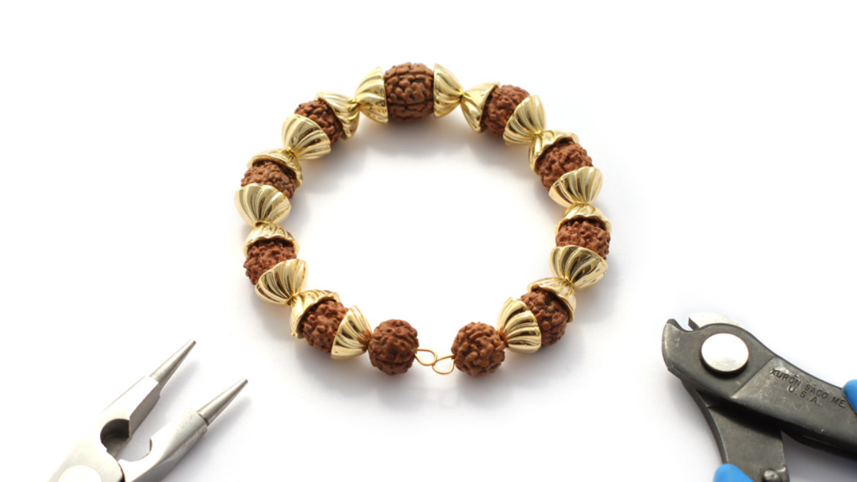 DIY Bracelet en perles Rudraksha ou larmes de Shiva : Etape 3 DIY Bracelet en perles Rudraksha ou larmes de Shiva : Etape 3