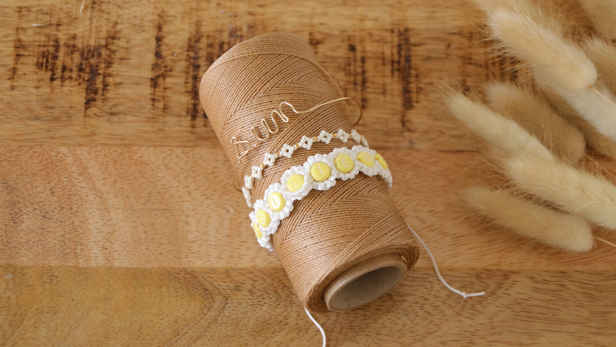 Schéma Bracelet macramé fleurs à message avec perles Alphabet Schéma Bracelet macramé fleurs à message avec perles Alphabet