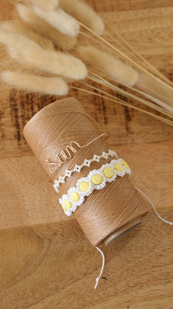 Schéma Bracelet macramé fleurs à message avec perles Alphabet Schéma Bracelet macramé fleurs à message avec perles Alphabet