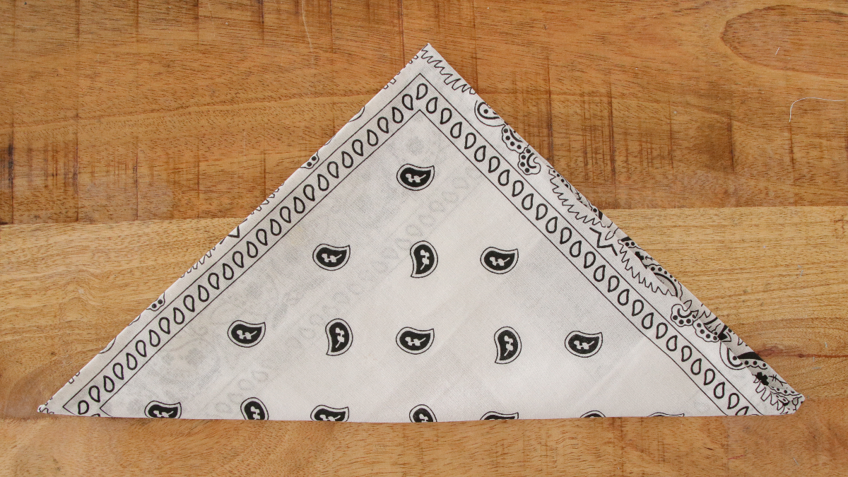 DIY Bracelet Bandana avec breloque abeille : Etape 4