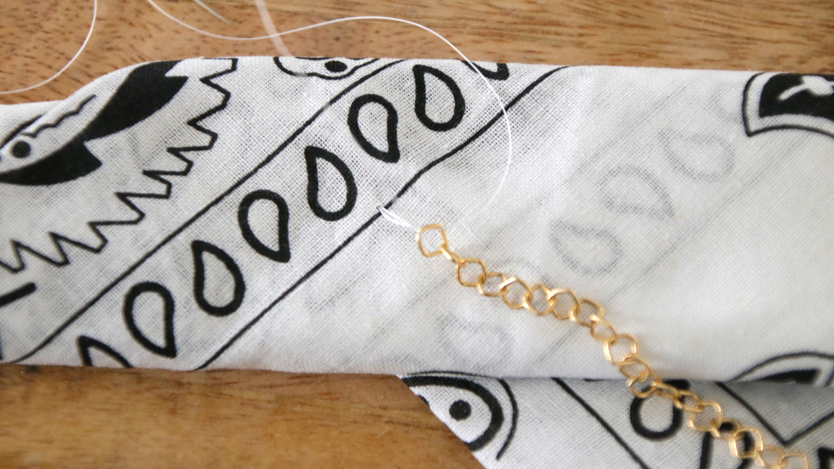 DIY Bracelet Bandana avec breloque abeille : Etape 6