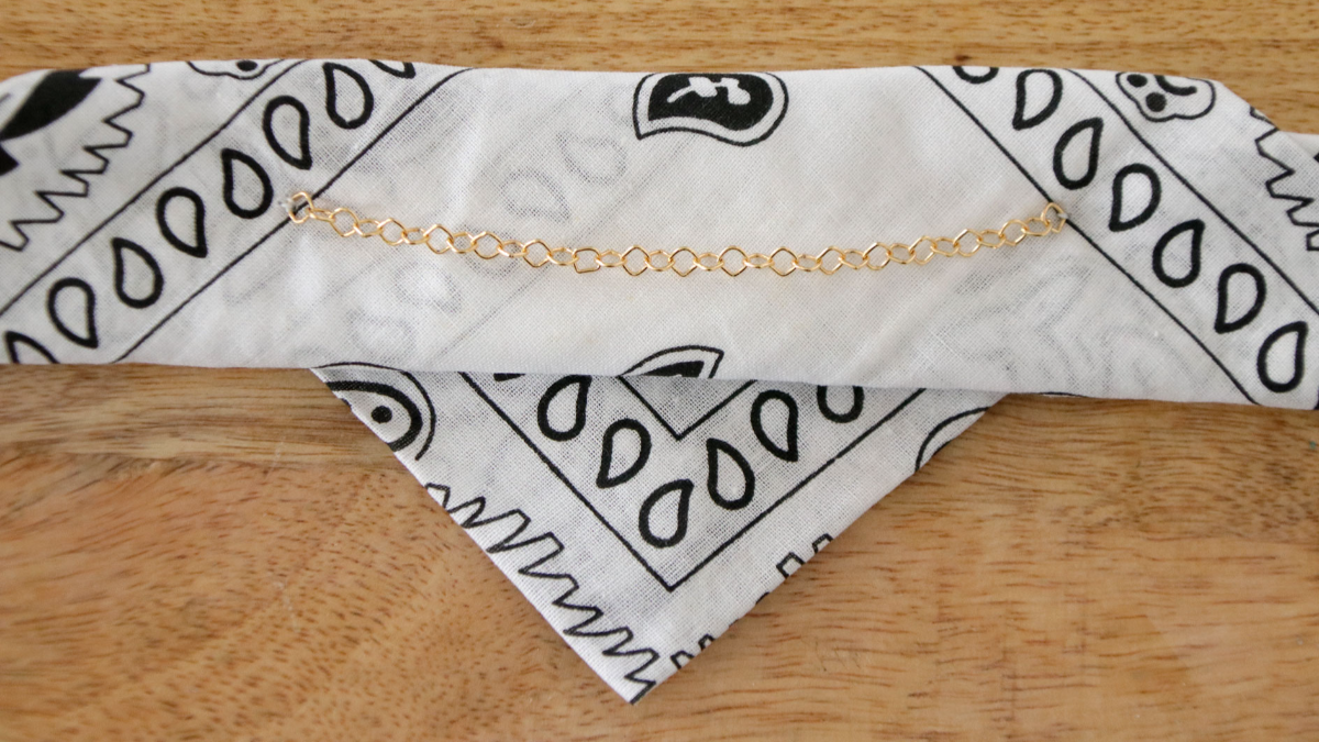 DIY Bracelet Bandana avec breloque abeille : Etape 7