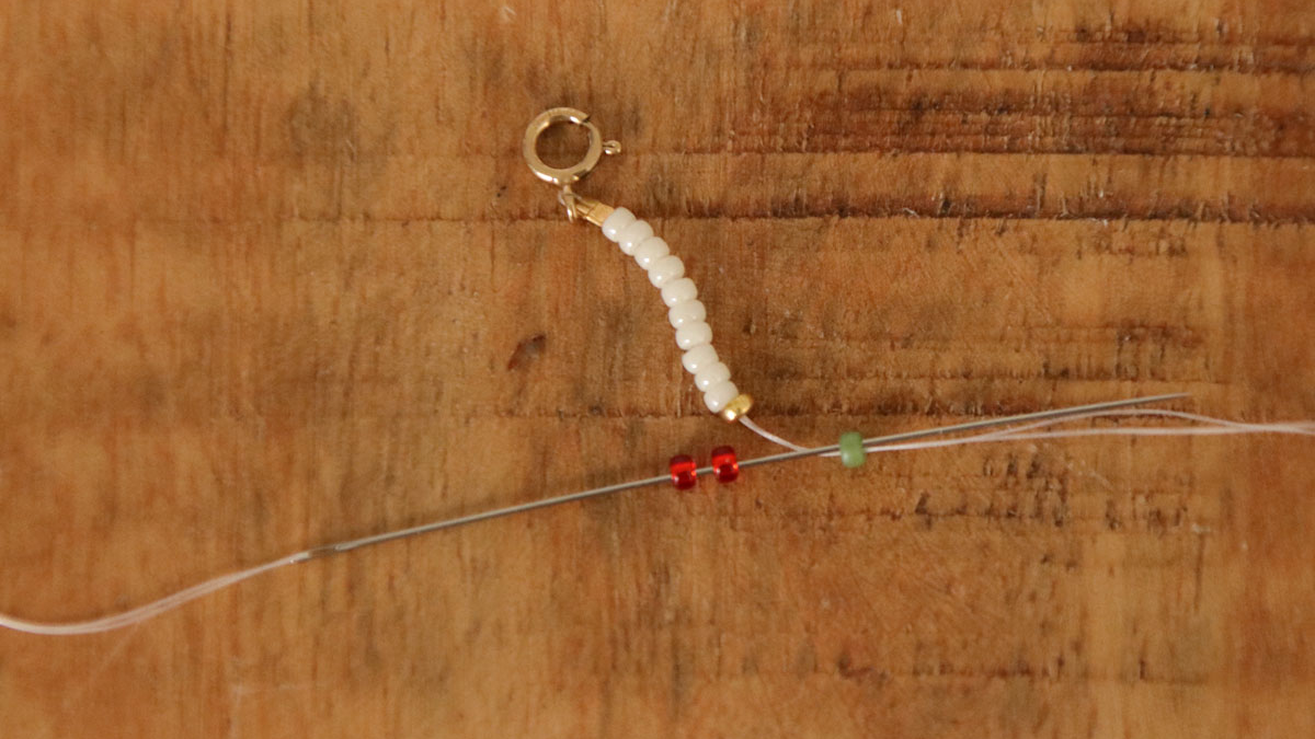 DIY Bracelet fruits en perles de rocailles : Etape 2 DIY Bracelet fruits en perles de rocailles : Etape 2