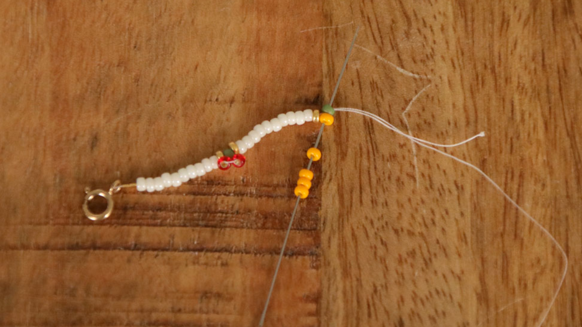 DIY Bracelet fruits en perles de rocailles : Etape 3 DIY Bracelet fruits en perles de rocailles : Etape 3