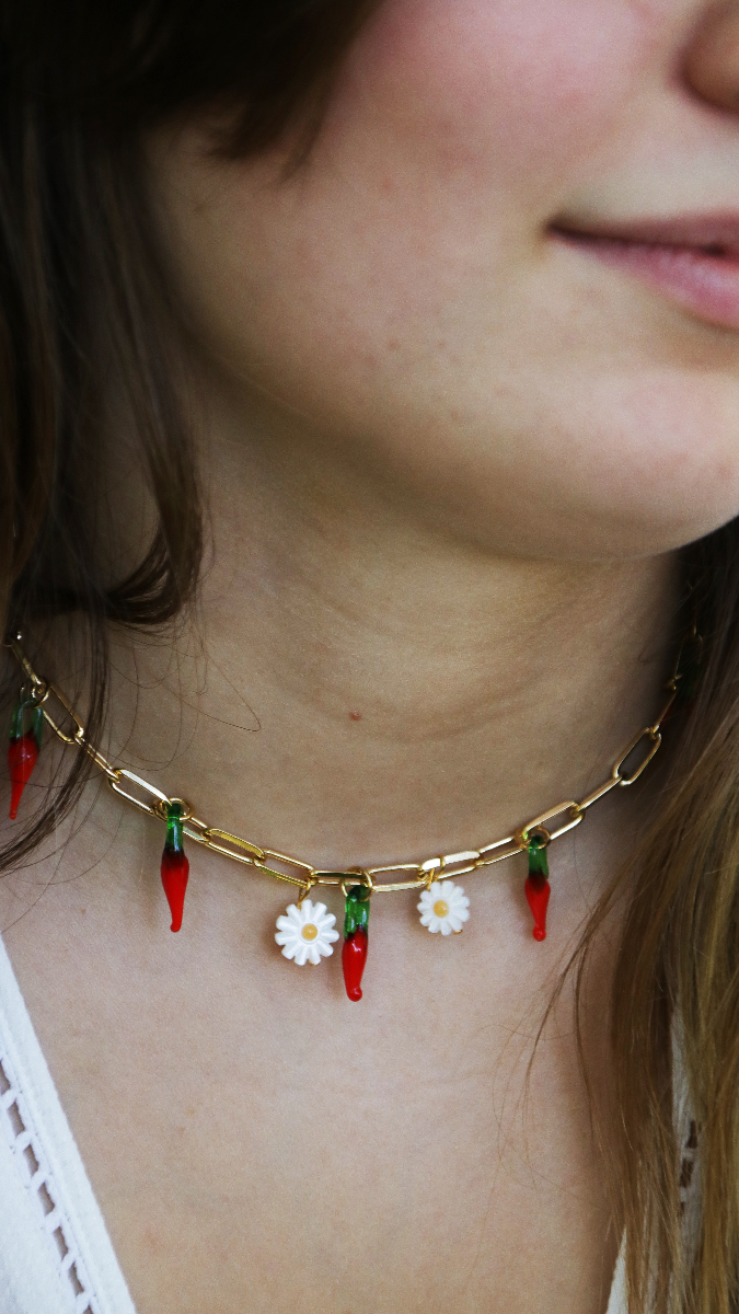 Schéma DIY tendance collier grosse maille et breloques piments et marguerites