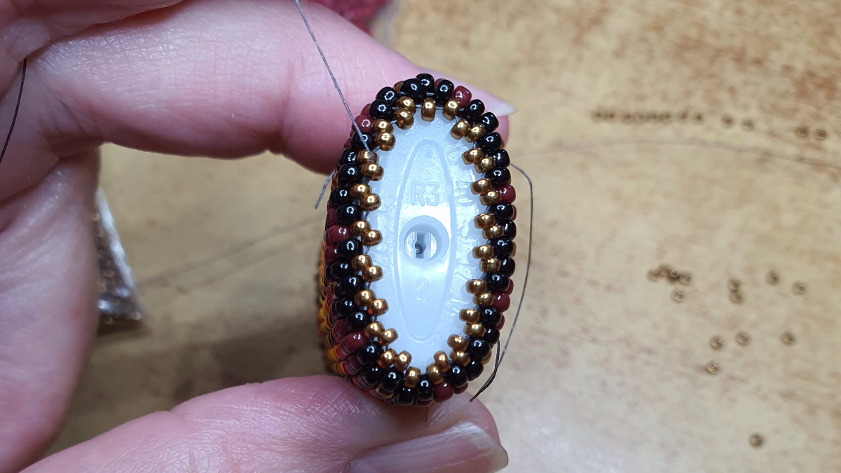 DIY étui à briquet en perles Miyuki 11/0 avec technique peyote : Etape 11