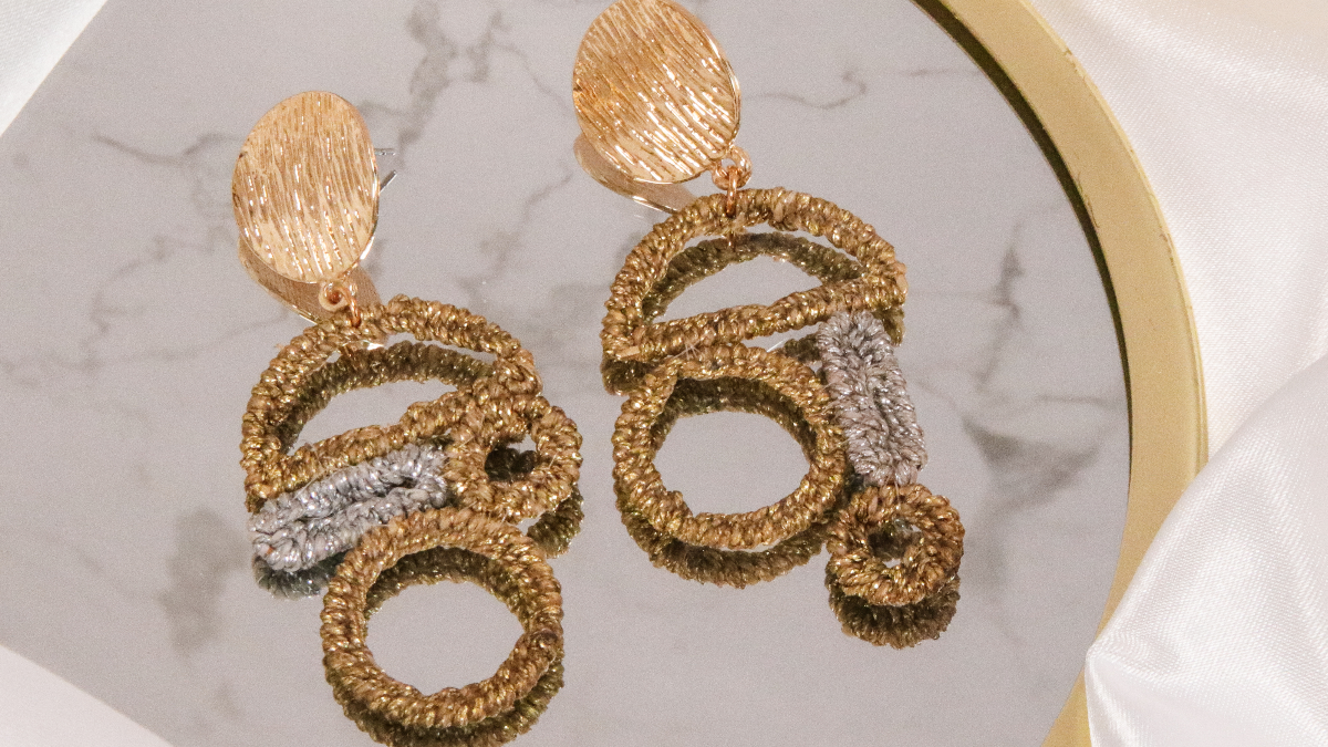 Schéma Boucles d'oreilles asymétriques en fil macramé linhasita doré et argenté