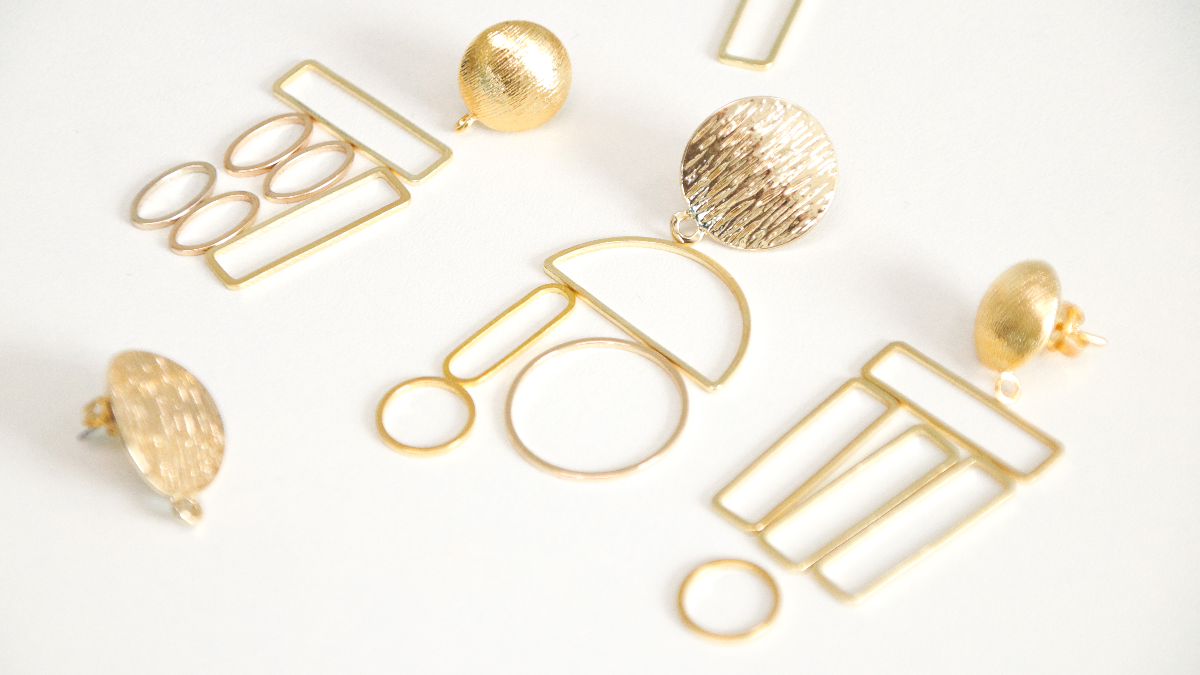 Boucles d'oreilles asymétriques en fil macramé linhasita doré et argenté : Etape 1