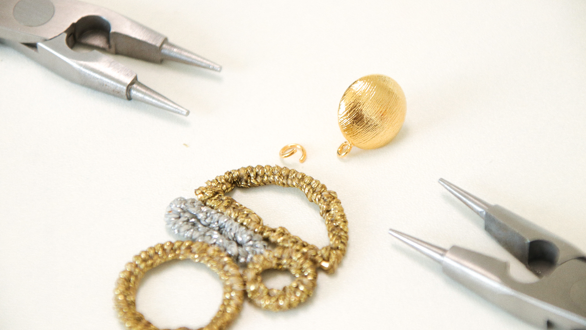 Boucles d'oreilles asymétriques en fil macramé linhasita doré et argenté : Etape 6