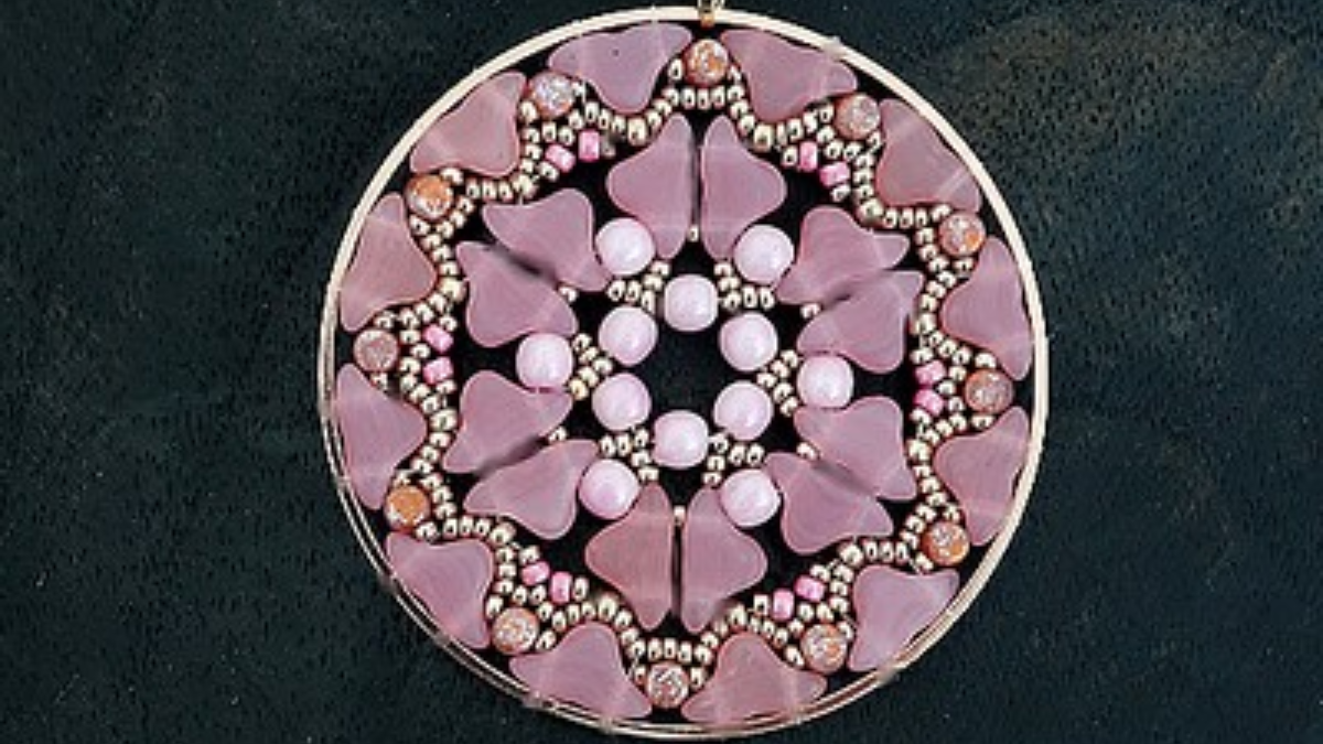 Schéma Pendentif Lily Rose en perles en verre Minos et Helios par Puca Schéma Pendentif Lily Rose en perles en verre Minos et Helios par Puca