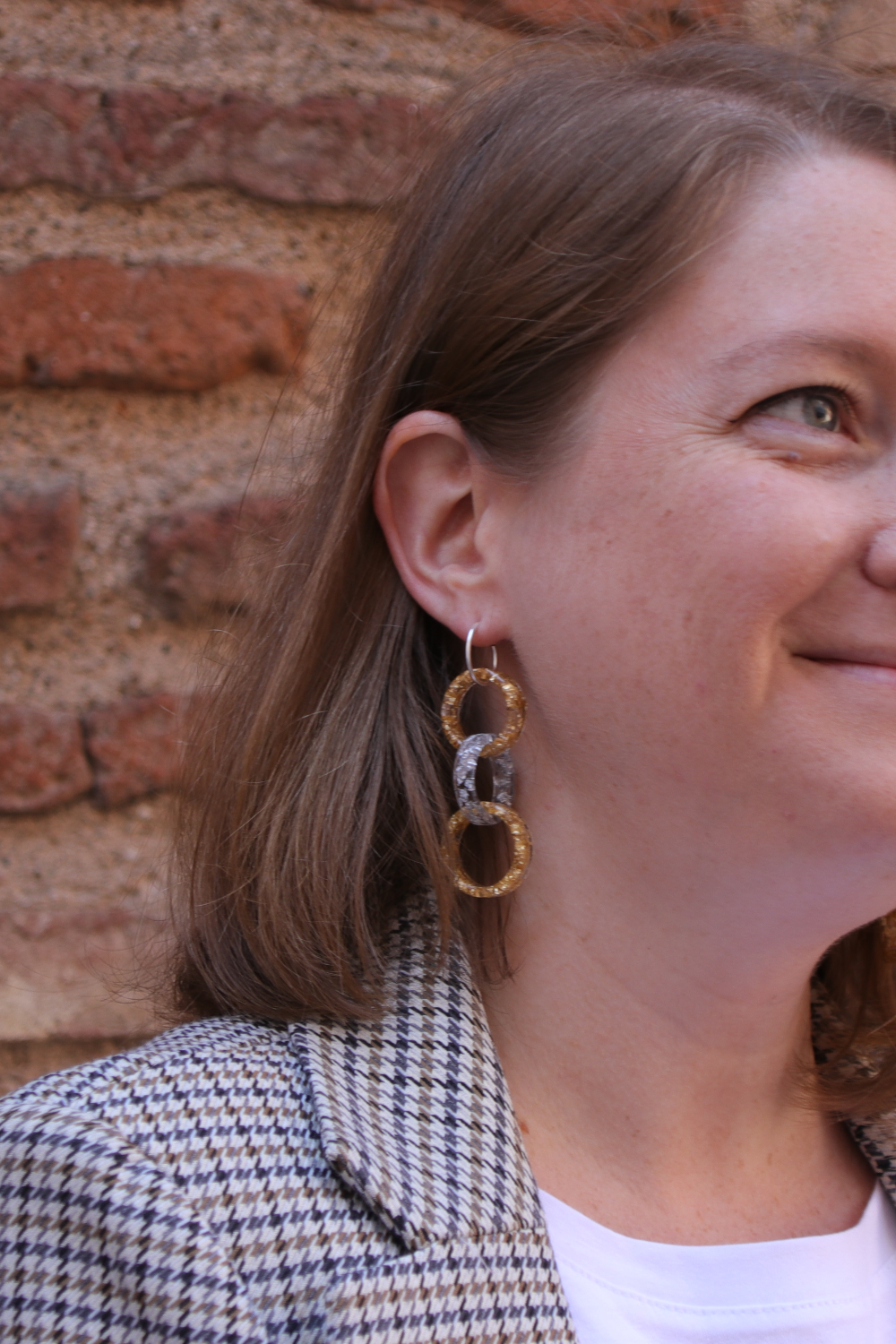 Boucles d’oreilles pendantes maillons en résine UV entremêlés