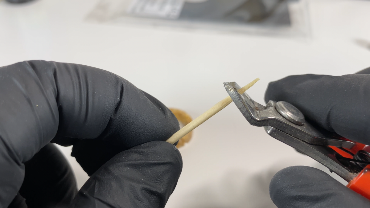 Boucles d’oreilles pendantes maillons en résine UV entremêlés : Etape 10