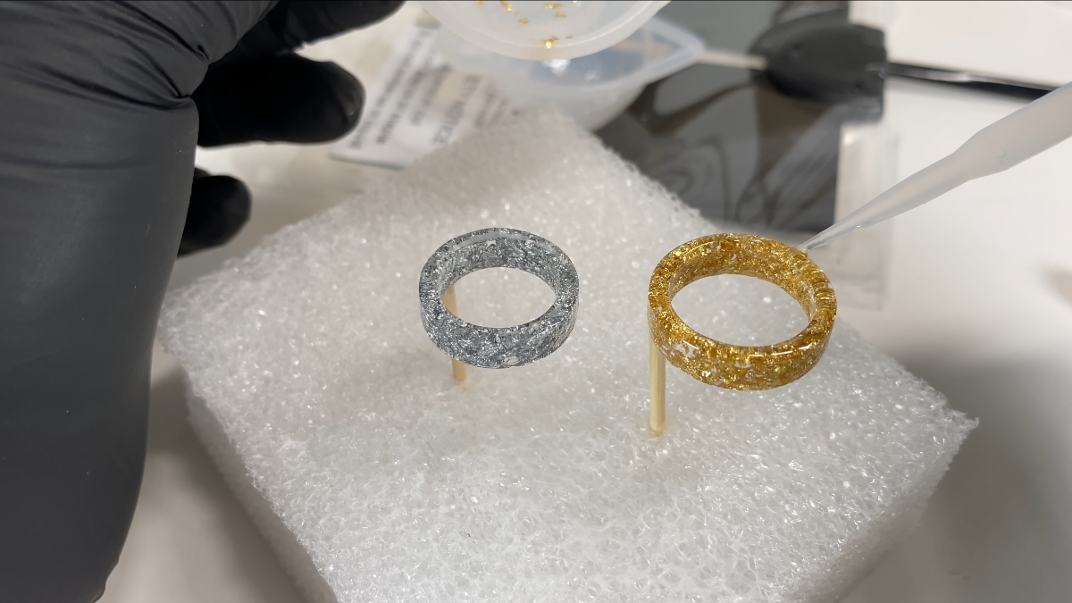 Boucles d’oreilles pendantes maillons en résine UV entremêlés : Etape 14