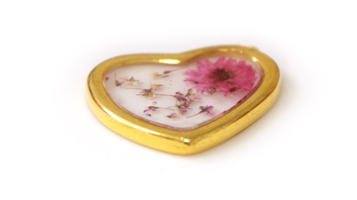 DIY Collier Pendentif Coeur en résine UV LED inclusion de fleurs séchées : Etape 2