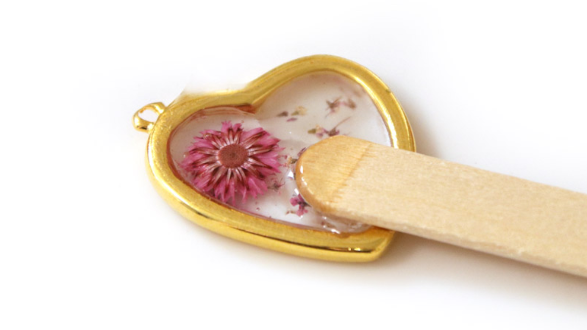 DIY Collier Pendentif Coeur en résine UV LED inclusion de fleurs séchées : Etape 3
