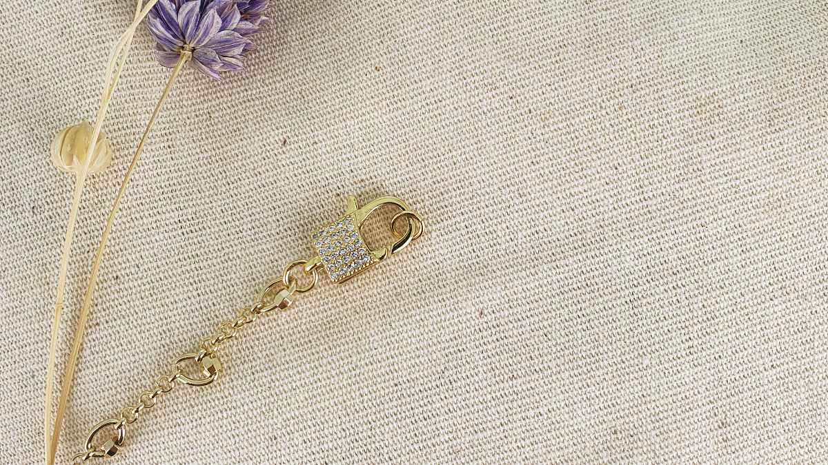 Collier fantaisie avec pendentif oeil bleu et oxydes de zirconium : Etape 3