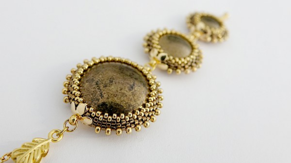 Pendentif Takamata avec cabochons par Puca sertis de rocailles Miyuki