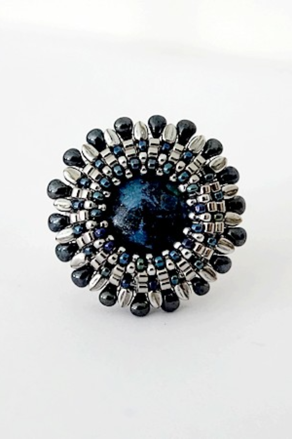 Schéma Bague Sally par Puca avec cabochons et rocailles Miyuki argenté et bleu Schéma Bague Sally par Puca avec cabochons et rocailles Miyuki argenté et bleu