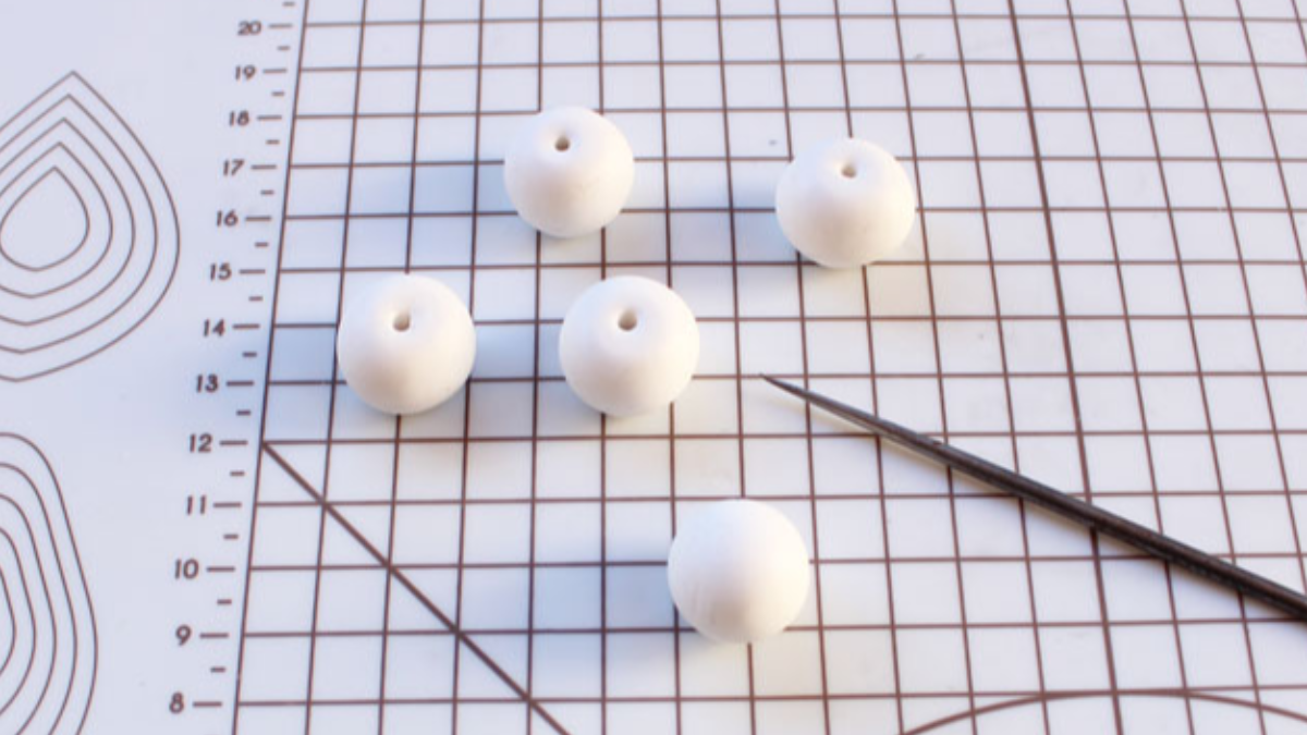 Collier grosses perles en pâte polymère imitation céramique : Etape 3