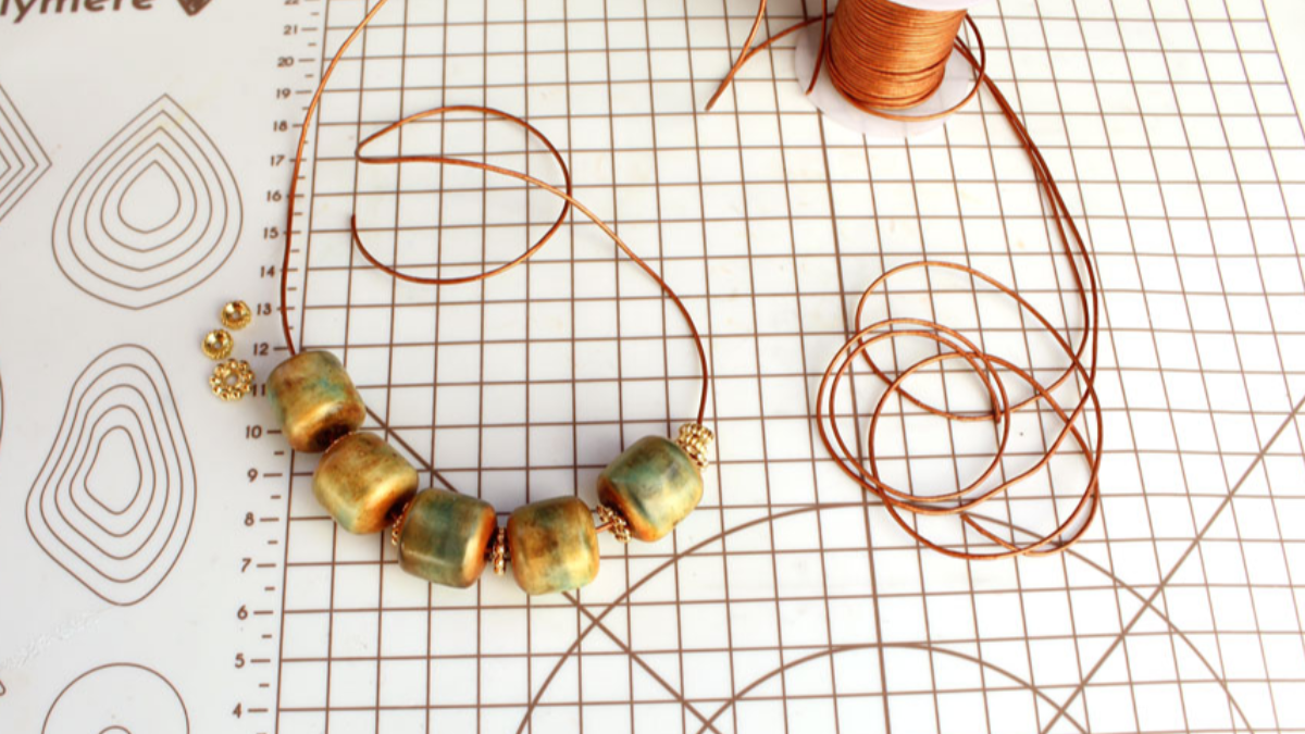 Collier grosses perles en pâte polymère imitation céramique : Etape 10