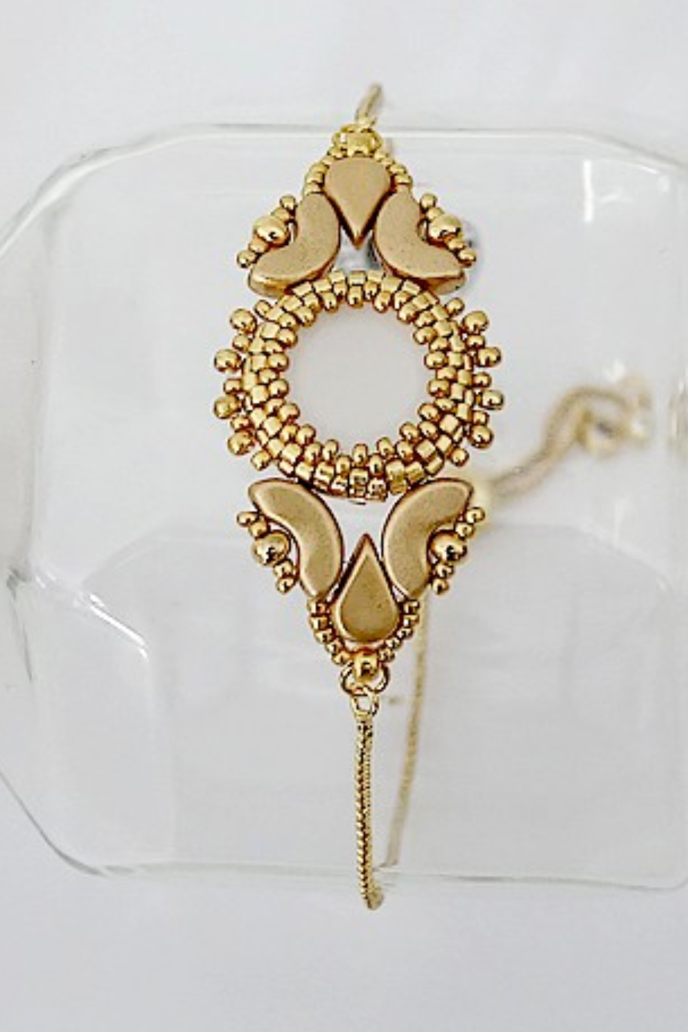 Schéma Bracelet Tonka avec cabochon par Puca et perles Arcos et Amos