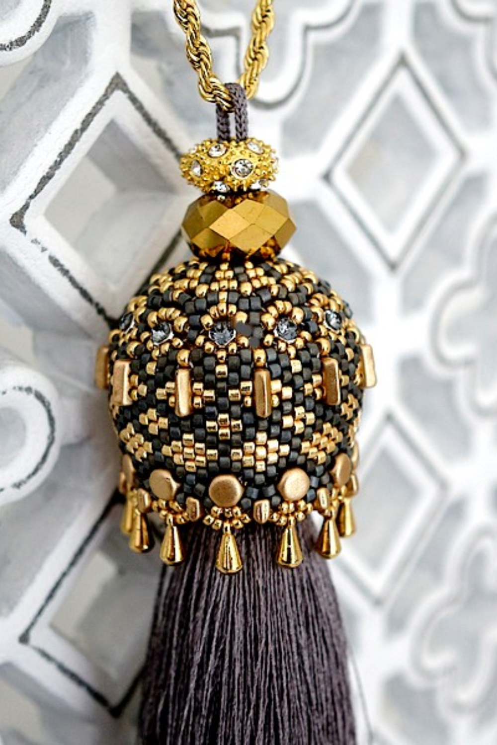 Schéma Pendentif Orient avec support en bois Jules et perles Piros et Kalos par Puca Schéma Pendentif Orient avec support en bois Jules et perles Piros et Kalos par Puca