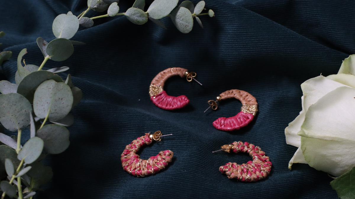 Boucles d'oreille créoles design lune en raphia rose et marron et fil doré