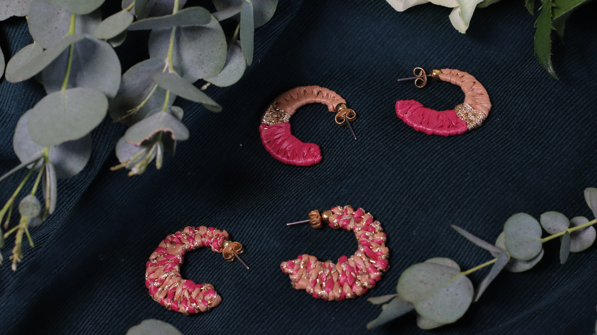 Schéma Boucles d'oreille créoles design lune en raphia rose et marron et fil doré Schéma Boucles d'oreille créoles design lune en raphia rose et marron et fil doré