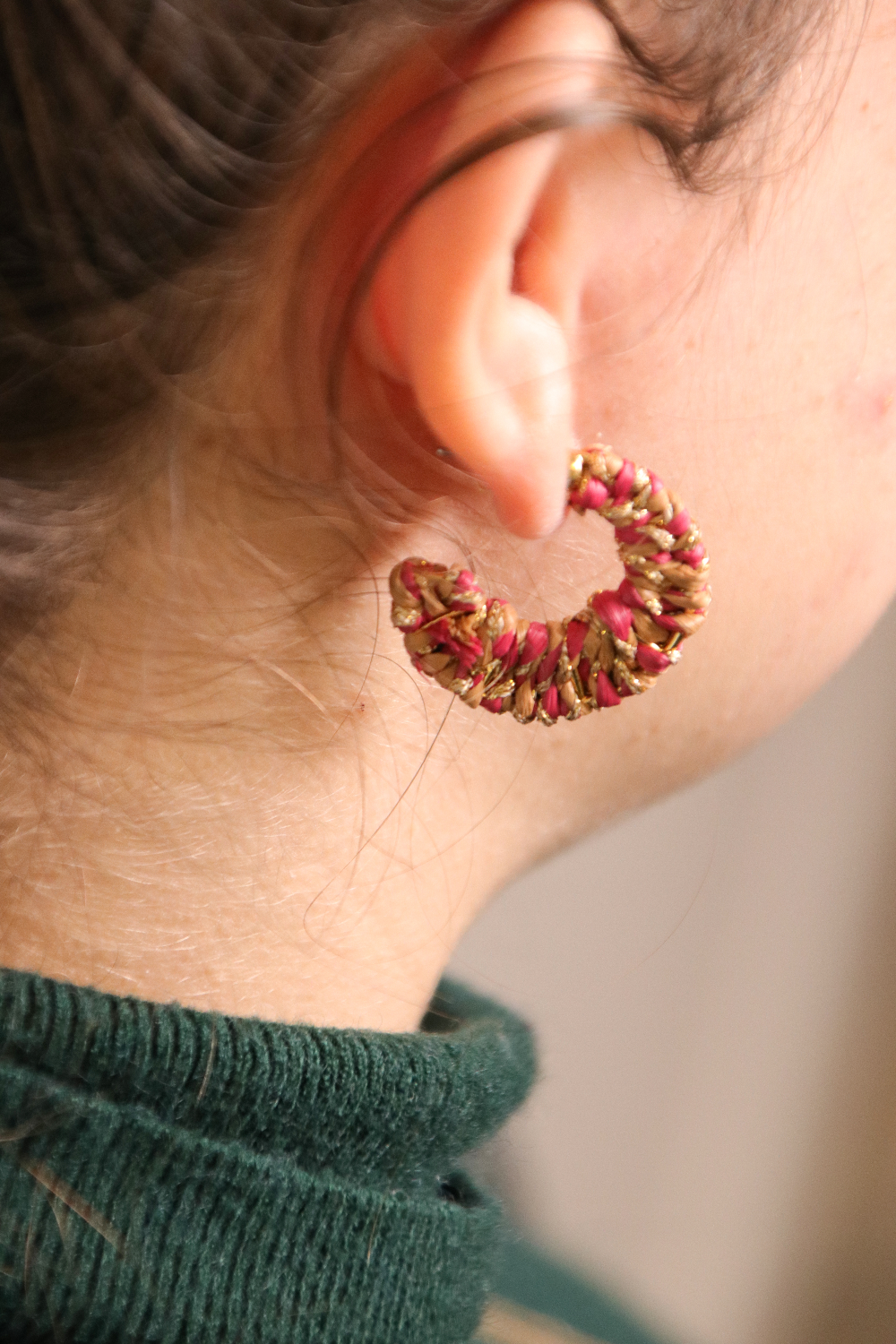 Schéma Boucles d'oreille créoles design lune en raphia rose et marron et fil doré Schéma Boucles d'oreille créoles design lune en raphia rose et marron et fil doré