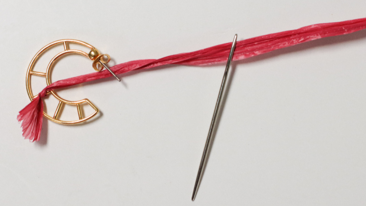 Boucles d'oreille créoles design lune en raphia rose et marron et fil doré : Etape 1 Boucles d'oreille créoles design lune en raphia rose et marron et fil doré : Etape 1