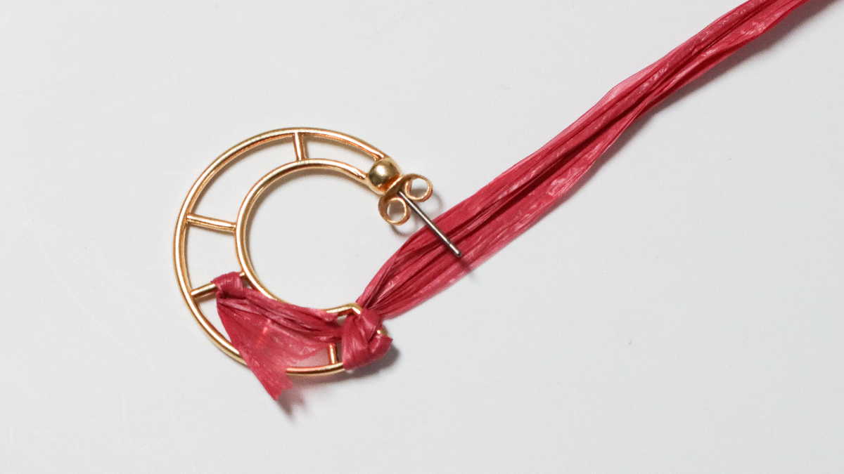 Boucles d'oreille créoles design lune en raphia rose et marron et fil doré : Etape 2 Boucles d'oreille créoles design lune en raphia rose et marron et fil doré : Etape 2