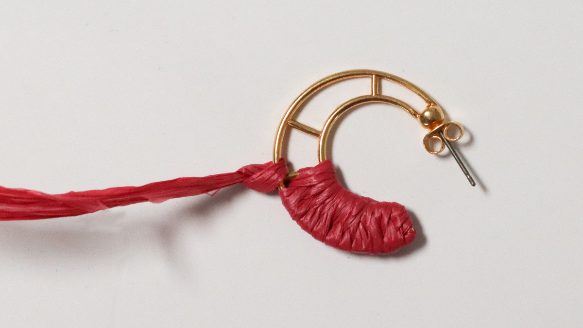 Boucles d'oreille créoles design lune en raphia rose et marron et fil doré : Etape 3 Boucles d'oreille créoles design lune en raphia rose et marron et fil doré : Etape 3