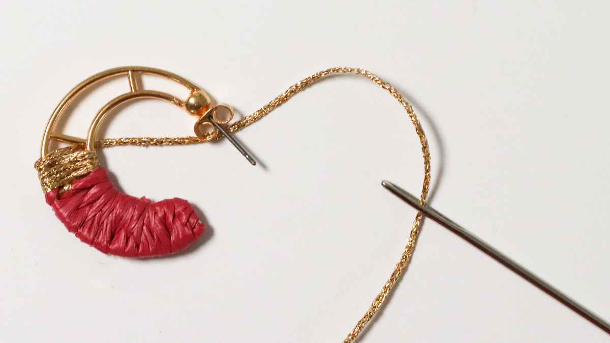 Boucles d'oreille créoles design lune en raphia rose et marron et fil doré : Etape 4 Boucles d'oreille créoles design lune en raphia rose et marron et fil doré : Etape 4