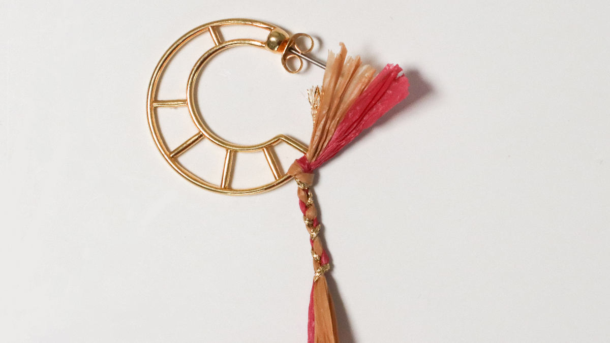 Boucles d'oreille créoles design lune en raphia rose et marron et fil doré : Etape 7 Boucles d'oreille créoles design lune en raphia rose et marron et fil doré : Etape 7