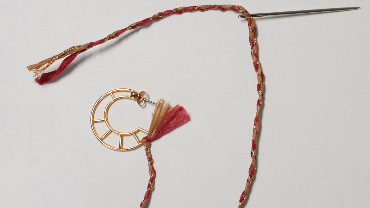 Boucles d'oreille créoles design lune en raphia rose et marron et fil doré : Etape 8 Boucles d'oreille créoles design lune en raphia rose et marron et fil doré : Etape 8