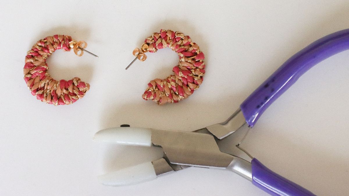 Boucles d'oreille créoles design lune en raphia rose et marron et fil doré : Etape 9 Boucles d'oreille créoles design lune en raphia rose et marron et fil doré : Etape 9